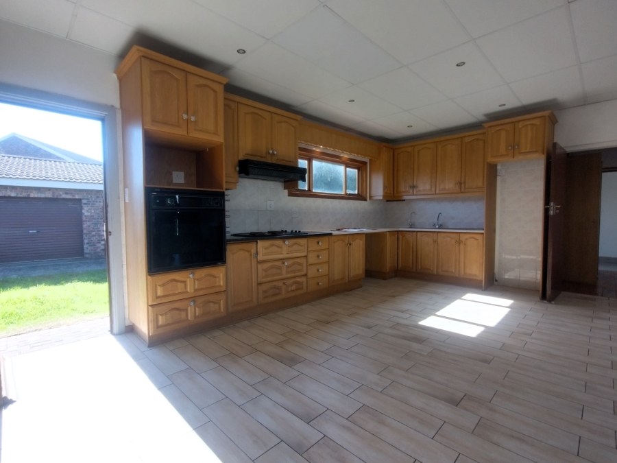 5 Bedroom Property for Sale in Kabeljauws Eastern Cape